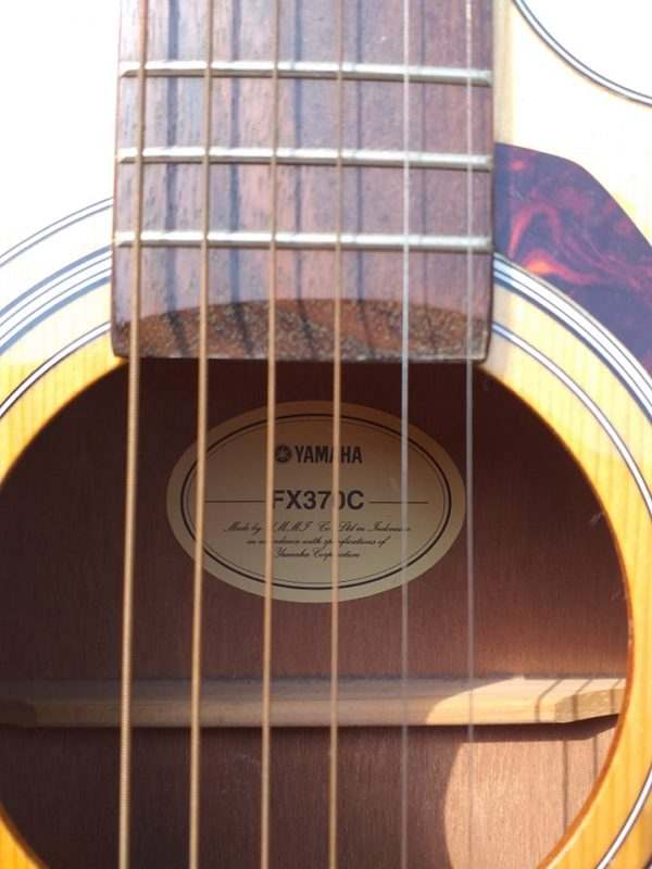Guitar Yamaha FX370C