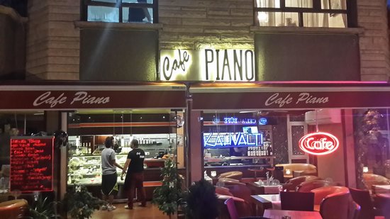Quán cafe có piano cho khách chơi