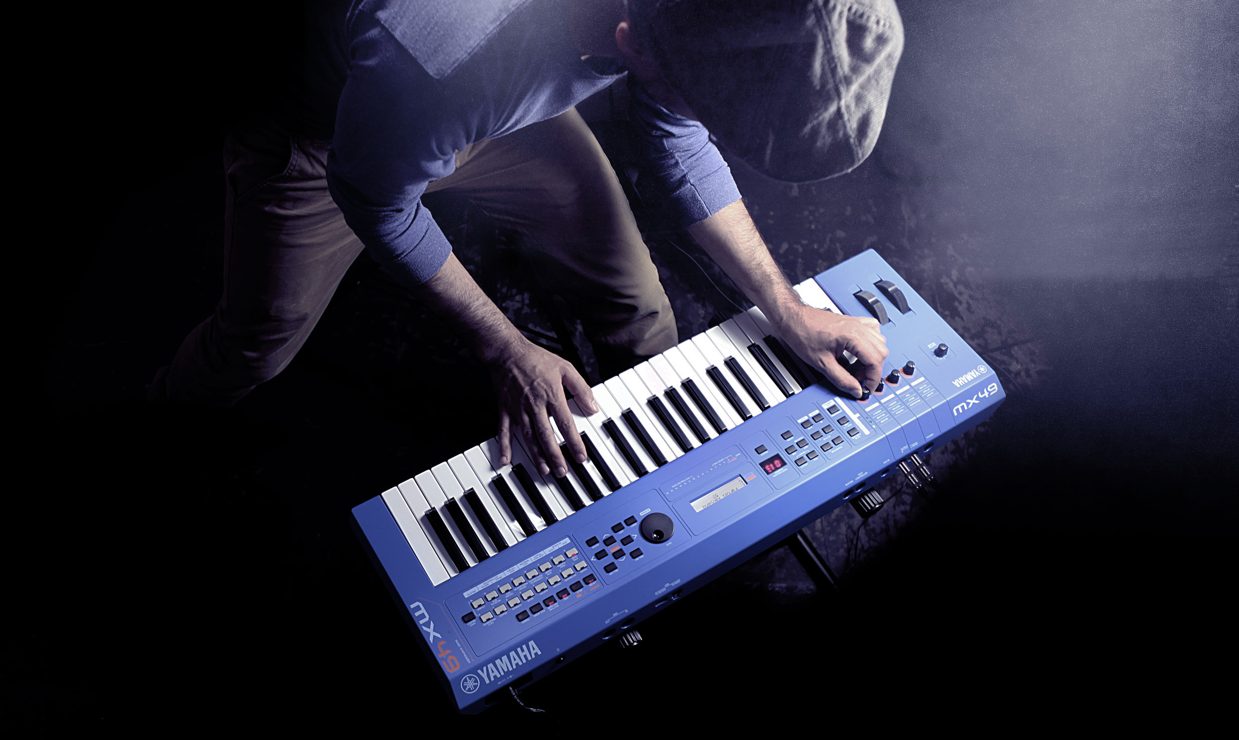 Dan-Yamaha-MX49-BU-piano-fingers-5