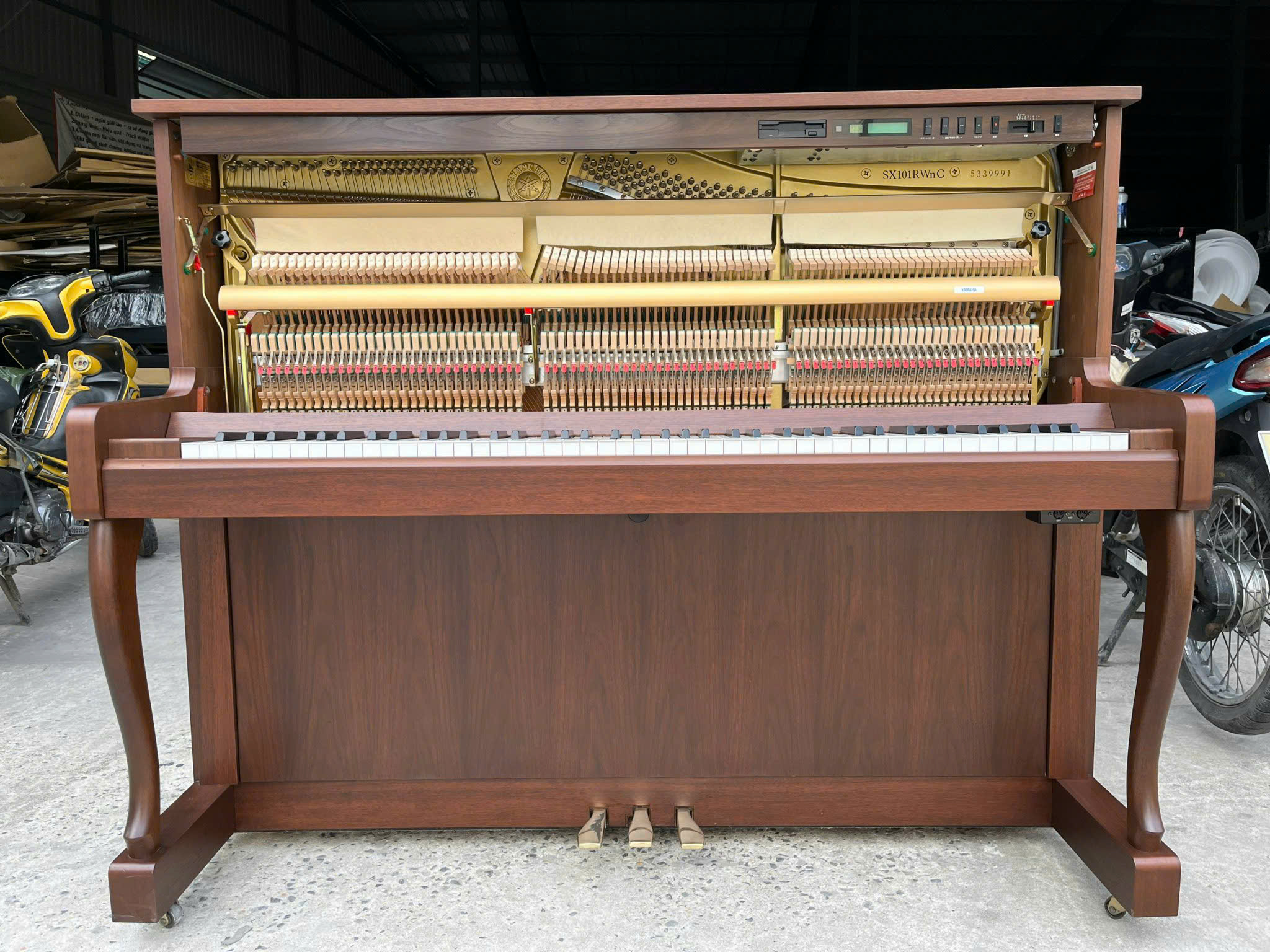 Piano cơ upright Yamaha SX101RWnc